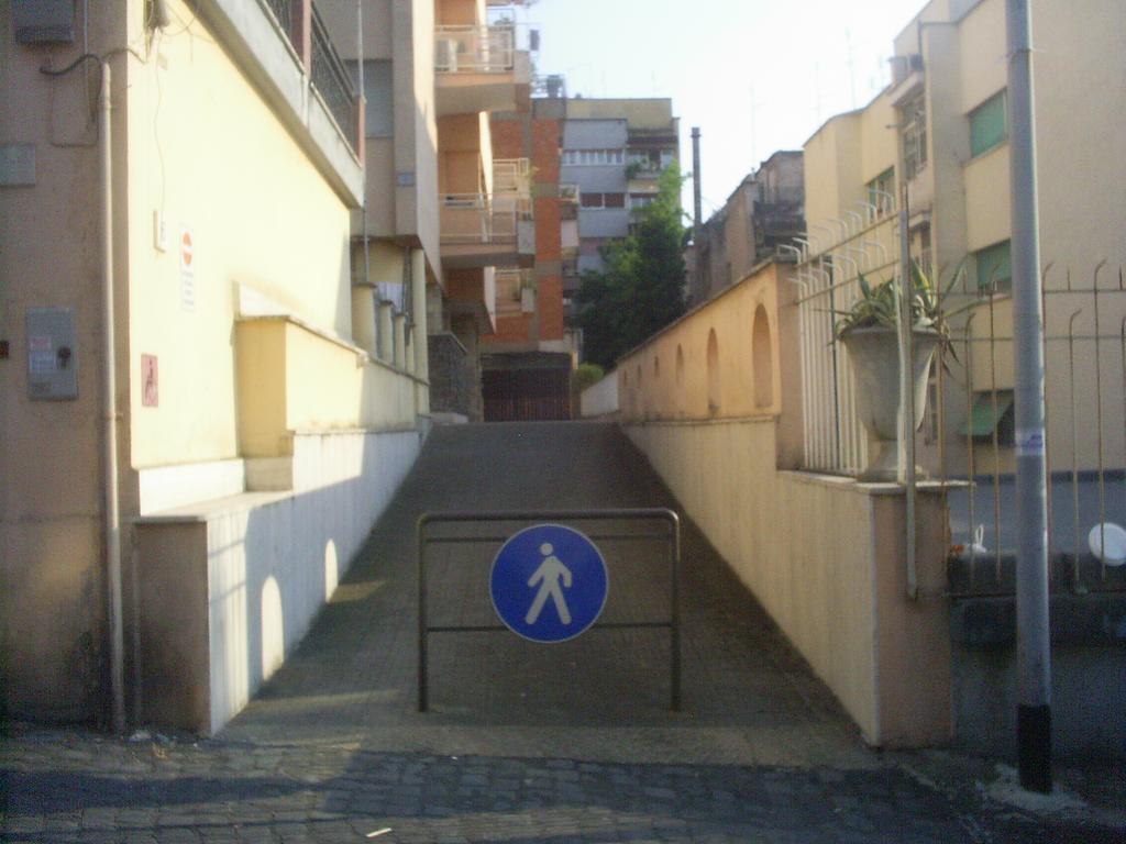 Passeggiate Romane B&B Bagian luar foto