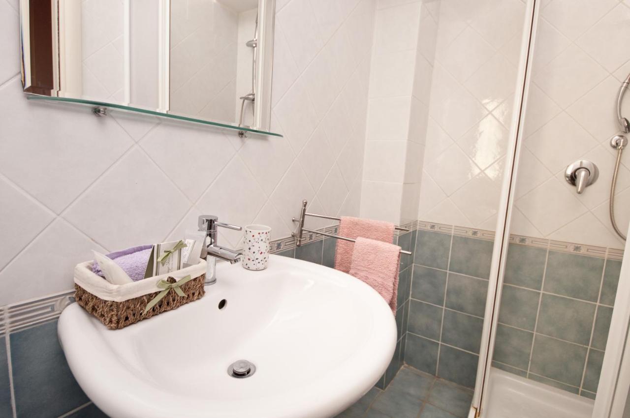 Passeggiate Romane B&B Bagian luar foto